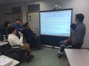 事例検討会議で議論している様子
