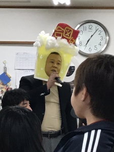 「乾杯マン」という被り物をした男性