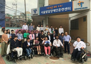職業訓練センターのセンター長(2列目右から5番目)、スタッフ、参加者、DPI-Koreaの理事の方々との集合写真。