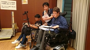 全体司会の杉田さん、今村登(DPI日本会議事務局次長)