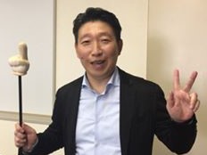 ピースする崔