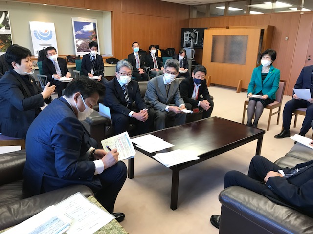 赤羽大臣に要望の趣旨を説明している様子