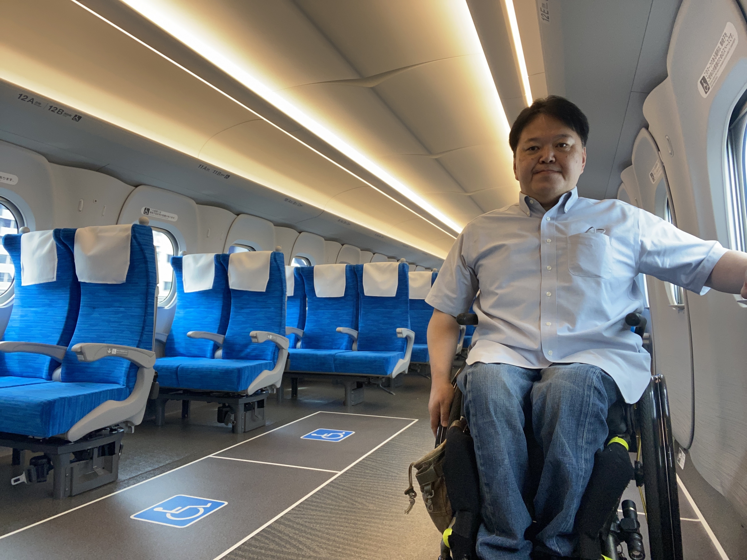 乗車する佐藤
