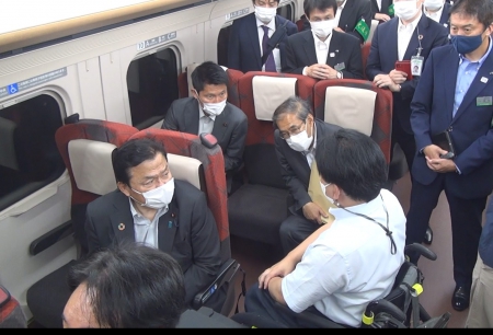 左赤羽大臣、奥が朝日政務官、お隣(私の手前)深澤JR東社長