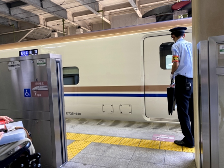 ▲写真:ホームで待っていると新型車両が入ってきました!