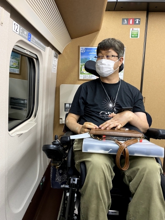 ▲写真:車窓の景色を車いすに乗ったまま楽しんでいる様子。