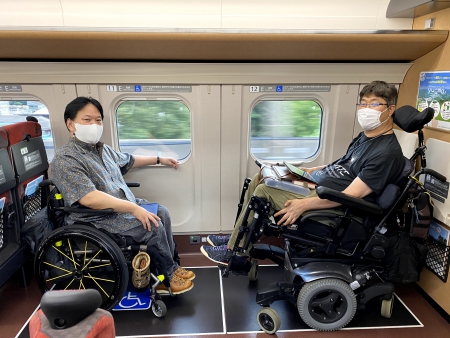 ▲写真:車椅子ユーザー同士で向かい合い座っている様子