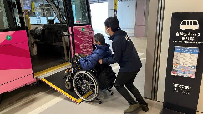 介助されてバスに乗り込む車いすユーザー