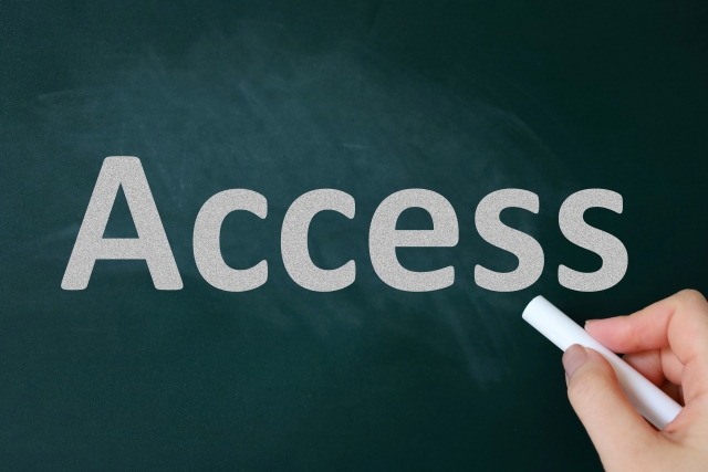 Accessと書かれた黒板
