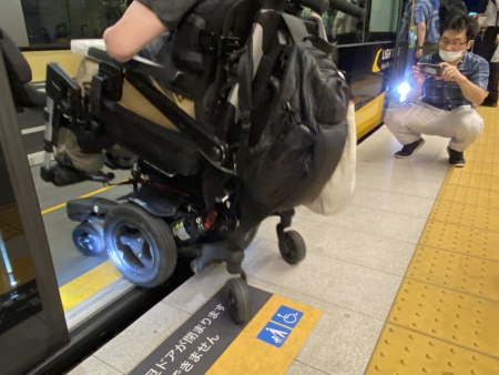 車いすユーザーが乗降する様子2