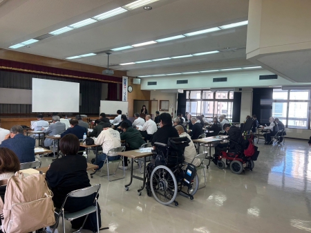 研修参加者40名の後ろにイルカのメンバーが座っている