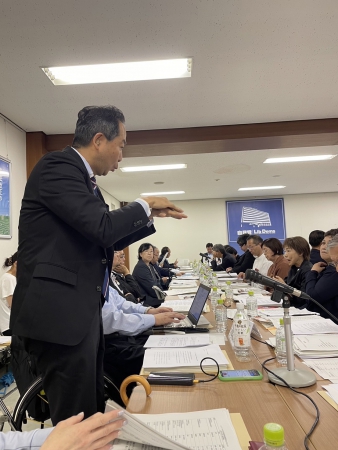手話で発言する伊藤理事