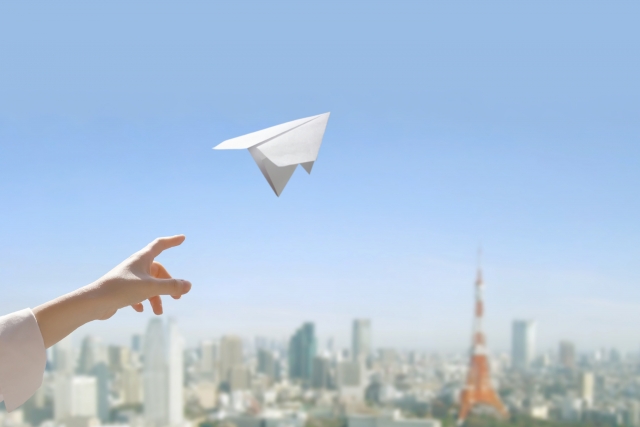 自由を飛ぶ紙飛行機