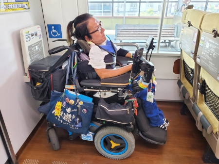 車いす席に座る柴田さん