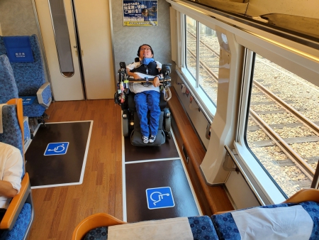 正面から見た車いす席にいる柴田さん