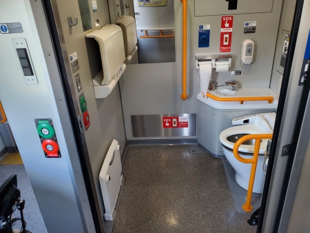 多目的トイレのドアを開けた状態の写真