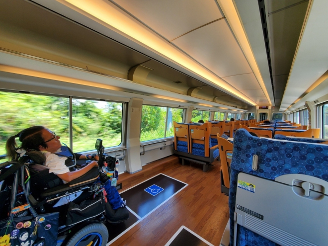 特急しおかぜの車いす席に座る柴田さん