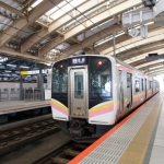 JR新潟駅ホームの越後線車両