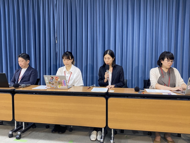 共同記者会見の様子