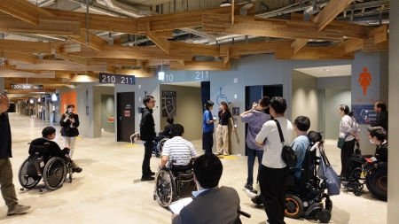 内部の視察の様子