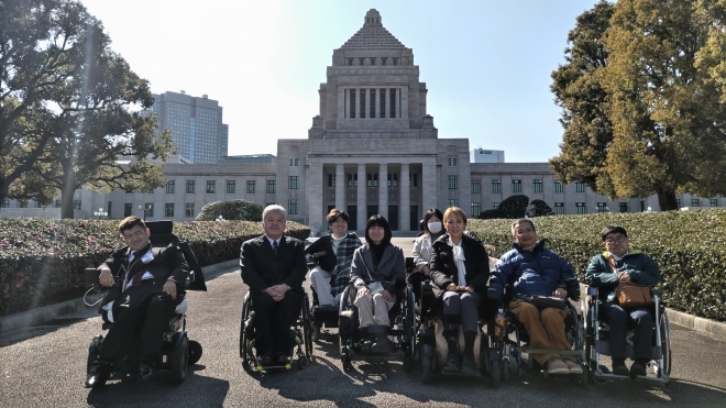 写真：国会議事堂前で実行委員全員で記念撮影 
