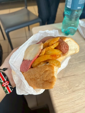 昼食で食べたコタ。南アフリカのストリートフードで、パンにソーセージやポテトなどを挟んだボリュームのある食べ物