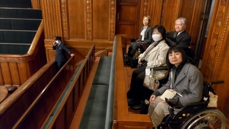 写真：参議院本会議場の車いす用の傍聴席です